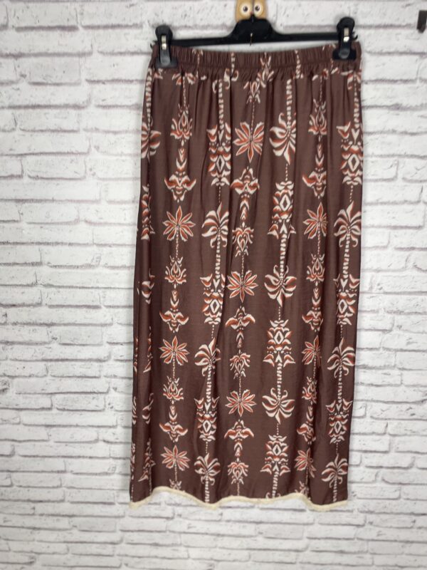 FALDA ESTAMPADA MARRON DETALLES DESFLECADOS - Imagen 3