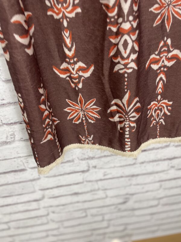 FALDA ESTAMPADA MARRON DETALLES DESFLECADOS - Imagen 4