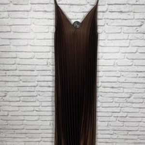 VESTIDO PLISADO MARRON