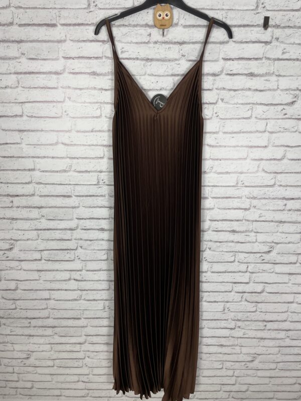 VESTIDO PLISADO MARRON