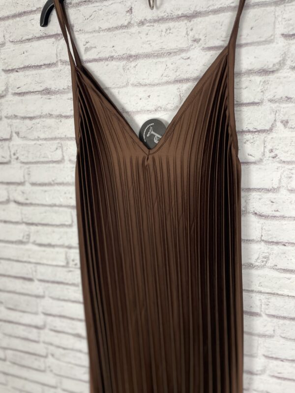 VESTIDO PLISADO MARRON - Imagen 2
