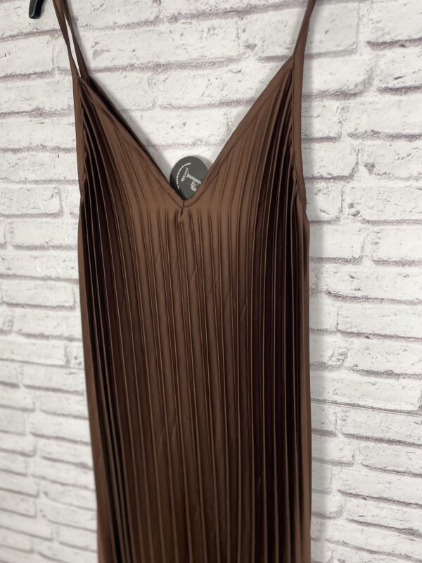 VESTIDO PLISADO MARRON - Imagen 3