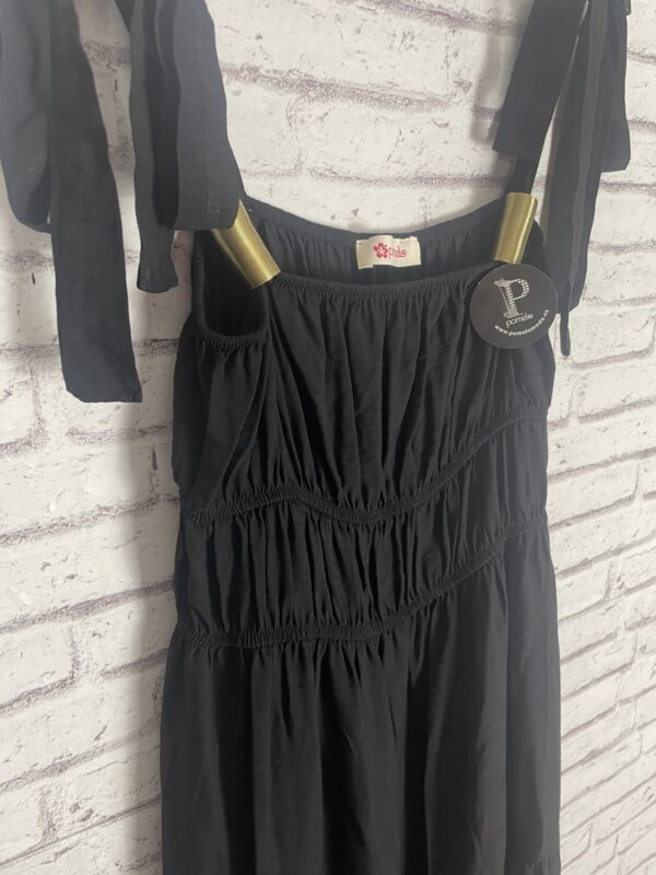 VESTIDO NEGRO DETALLES DORADOS - Imagen 2