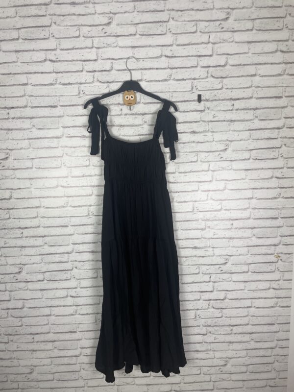 VESTIDO NEGRO DETALLES DORADOS