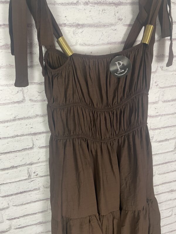 VESTIDO MARRON DETALLES DORADOS - Imagen 2