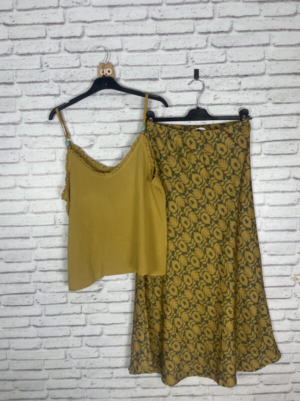 CONJUNTO TOP Y FALDAS ESTAMPADA MOSTAZA - Imagen 3