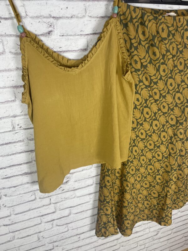 CONJUNTO TOP Y FALDAS ESTAMPADA MOSTAZA - Imagen 2
