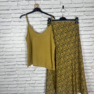 CONJUNTO TOP Y FALDAS ESTAMPADA MOSTAZA