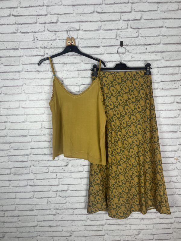 CONJUNTO TOP Y FALDAS ESTAMPADA MOSTAZA