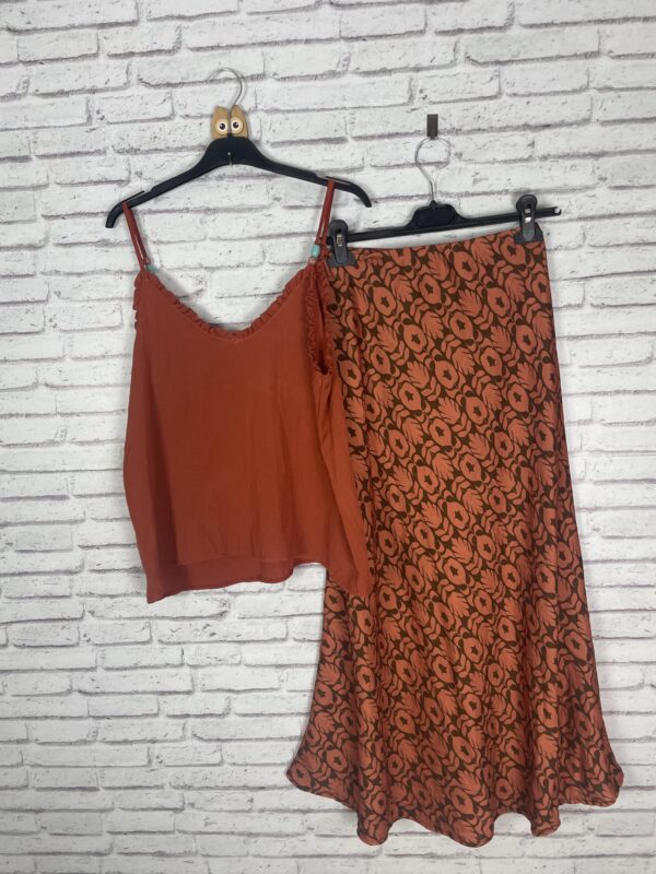 CONJUNTO TOP Y FALDA ESTAMPADA - Imagen 3