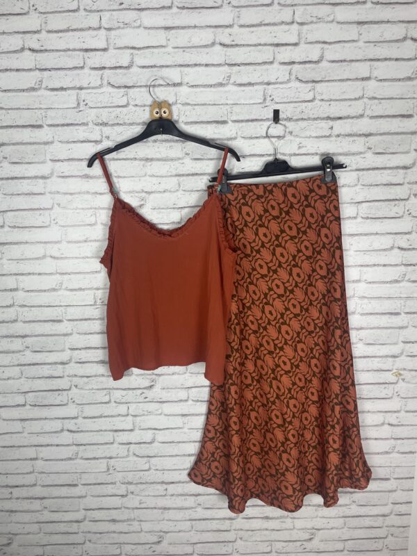 CONJUNTO TOP Y FALDA ESTAMPADA