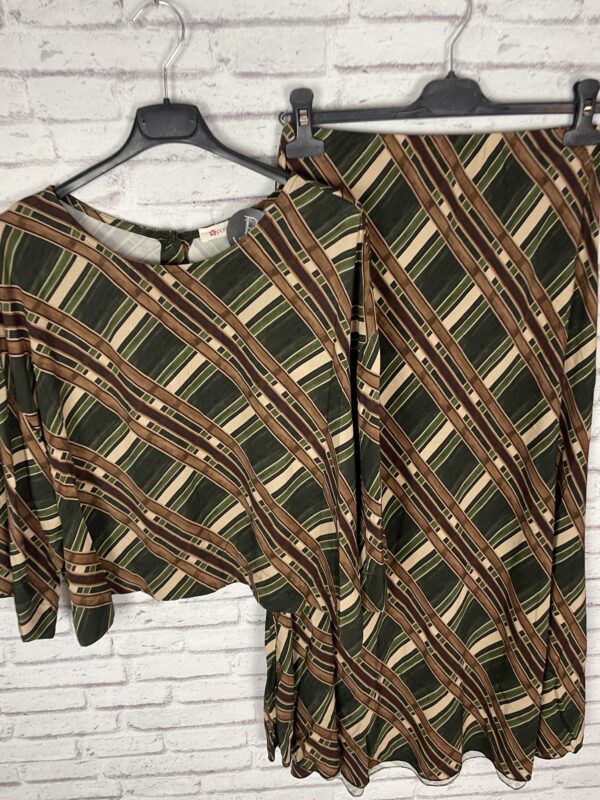 CONJUNTO FALDA Y BLUSA TONOS VERDES - Imagen 2