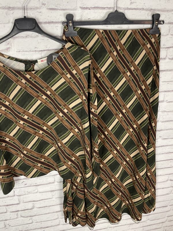 CONJUNTO FALDA Y BLUSA TONOS VERDES - Imagen 3