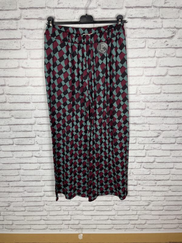 PANTALON ESTAMPADO GEOMETRICO BURDEOS Y AZUL