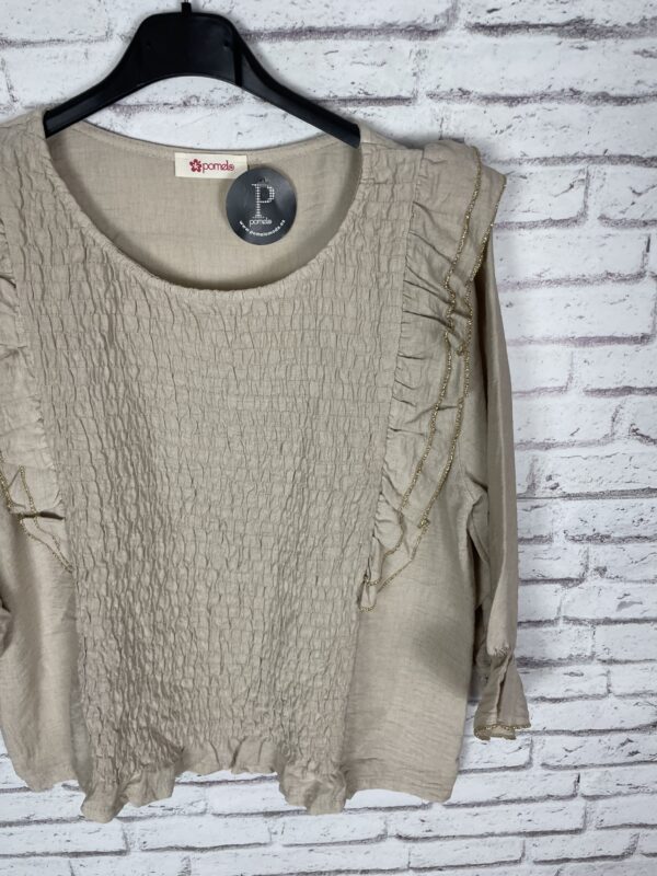 CAMISA BEIG VOLANTE EN LAS MANGAS - Imagen 2