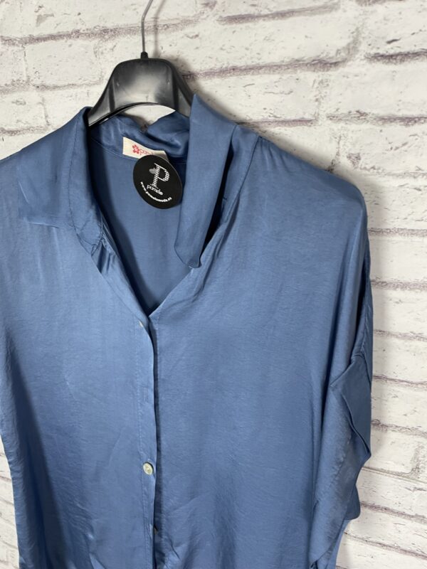 CAMISA SATINADA AZUL - Imagen 3