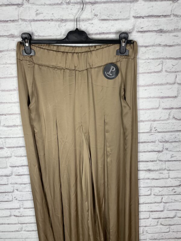 PANTALÓN SATINADO ANCHO CAMEL - Imagen 2