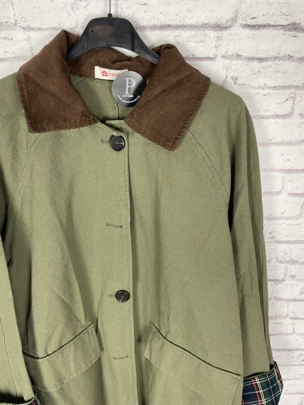 PARKA VERDE DETALLES EN CUADROS - Imagen 2
