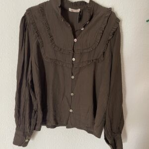 CAMISA MARRON VOLANTES EN LA PECHERA
