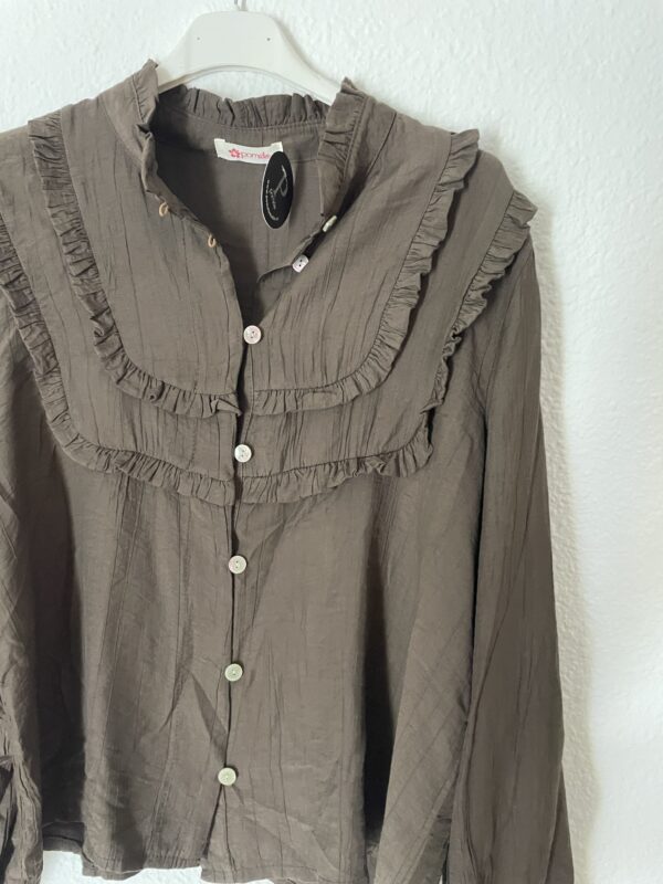 CAMISA MARRON VOLANTES EN LA PECHERA - Imagen 2