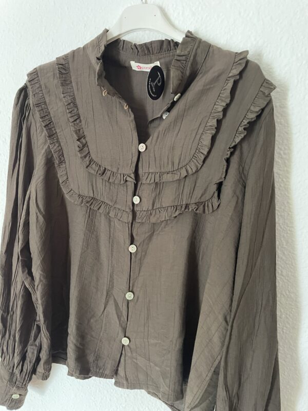 CAMISA MARRON VOLANTES EN LA PECHERA - Imagen 3