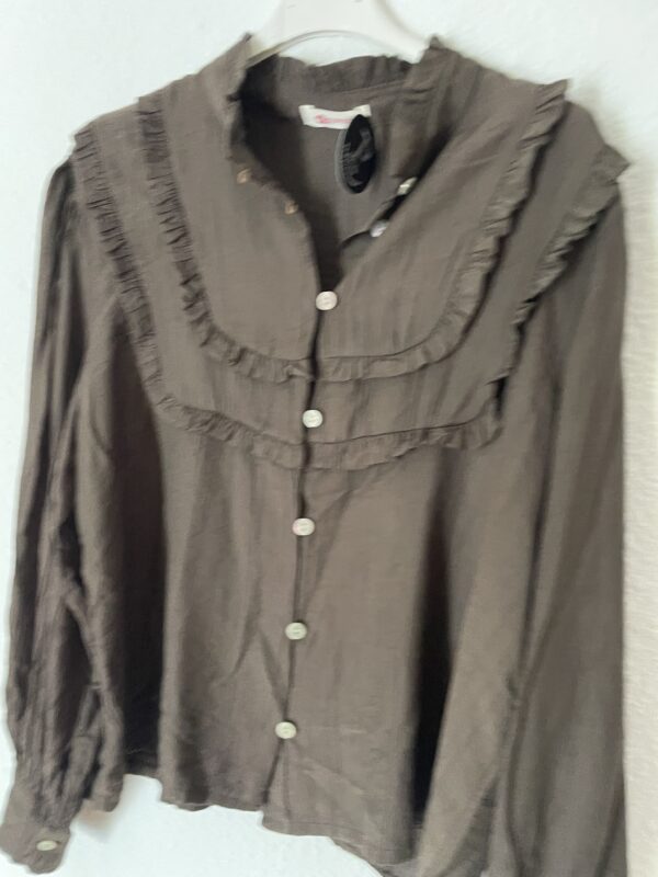 CAMISA MARRON VOLANTES EN LA PECHERA - Imagen 4