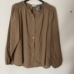 BLUSA BEIG DETALLES DE GOMAS EN EL HOMBRO