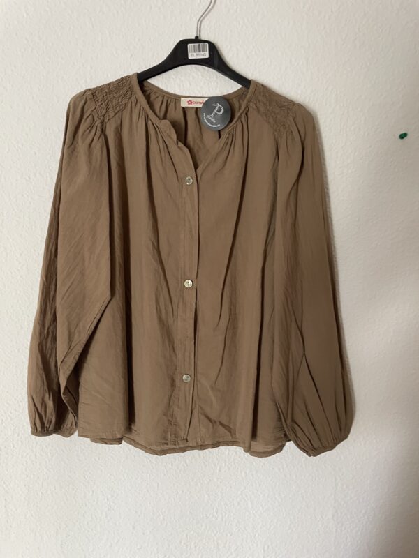 BLUSA BEIG DETALLES DE GOMAS EN EL HOMBRO
