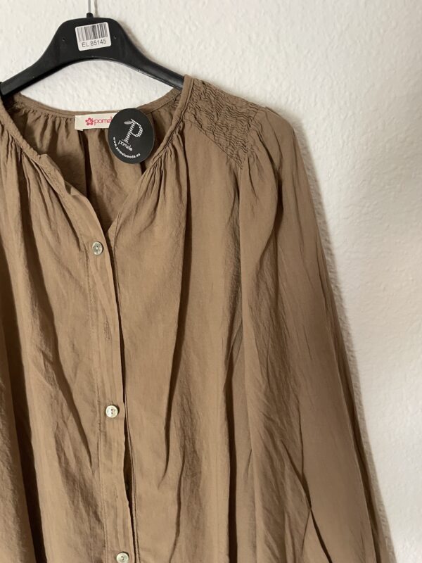 BLUSA BEIG DETALLES DE GOMAS EN EL HOMBRO - Imagen 3