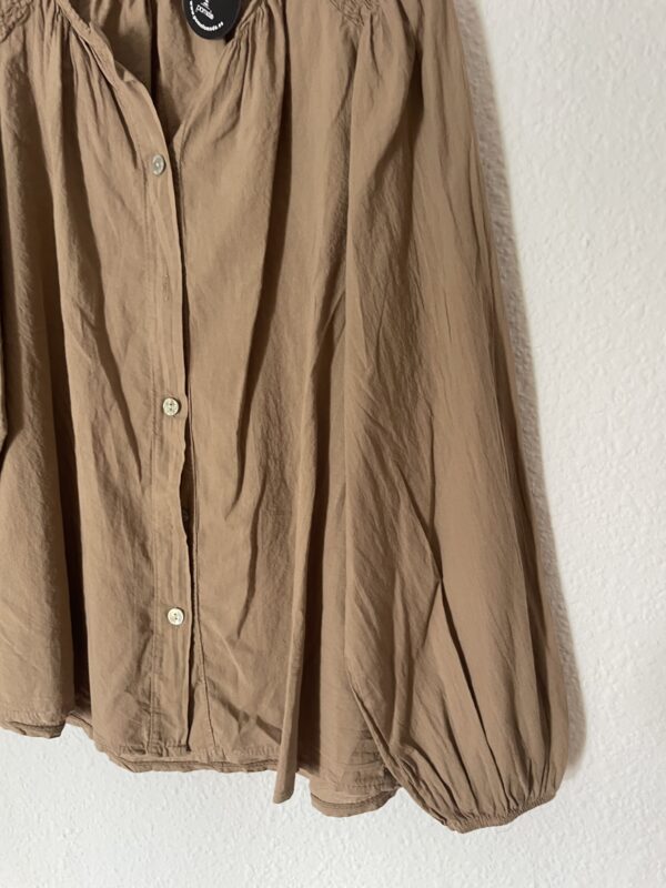 BLUSA BEIG DETALLES DE GOMAS EN EL HOMBRO - Imagen 4