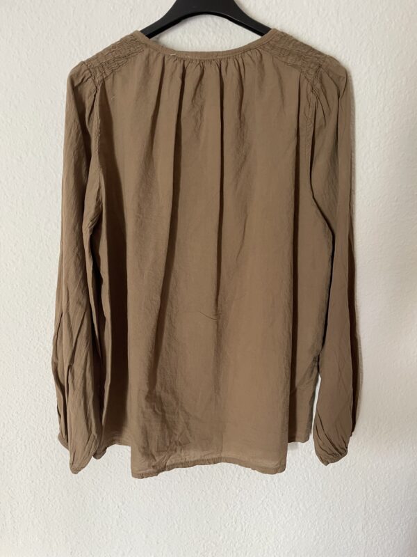 BLUSA BEIG DETALLES DE GOMAS EN EL HOMBRO - Imagen 5