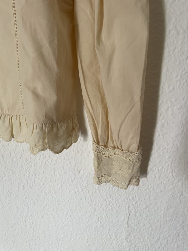 SOBRECAMISA ROSO BEIG CON DETALLES BORDADOS - Imagen 3