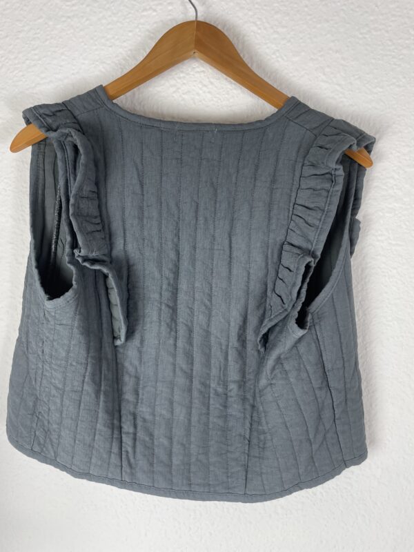 CHALECO GRIS CON VOLANTES - Imagen 3