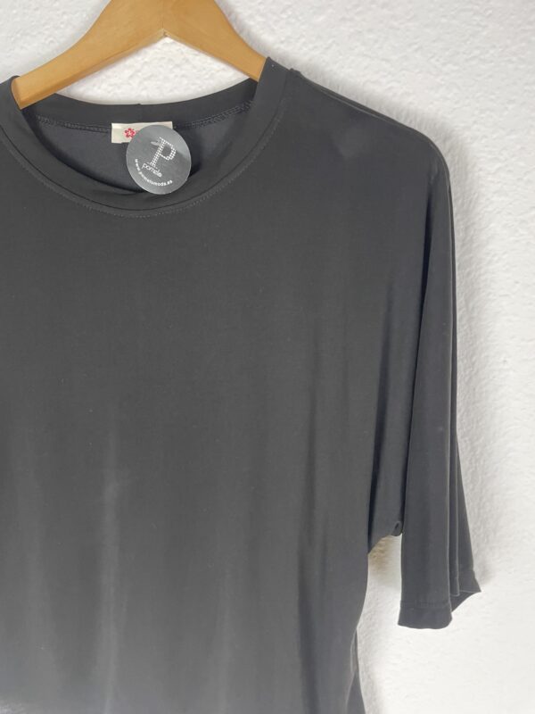 CAMISETA NEGRA PUNTO DE SEDA - Imagen 2