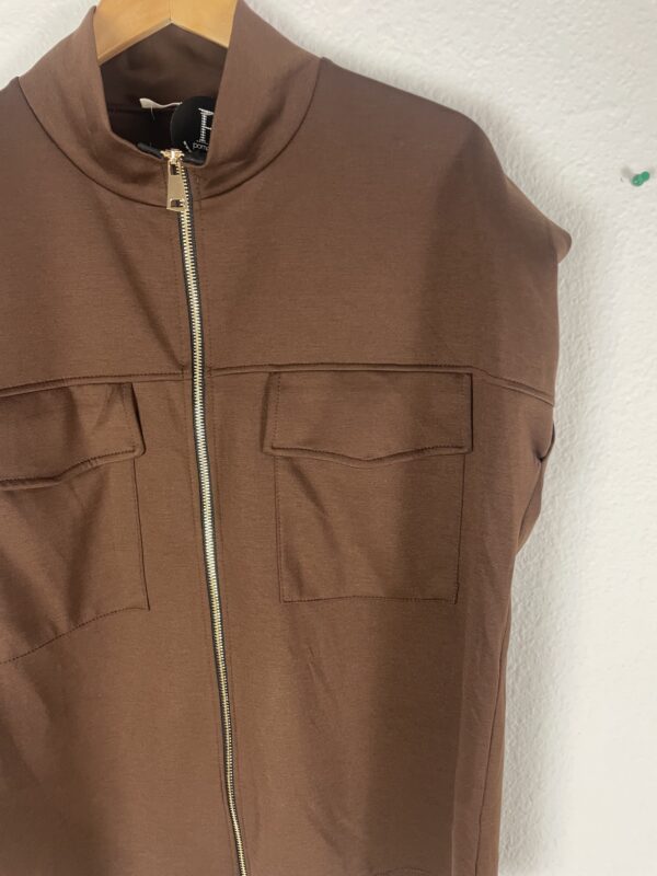 CHALECO BOLSILLOS MARRON - Imagen 2