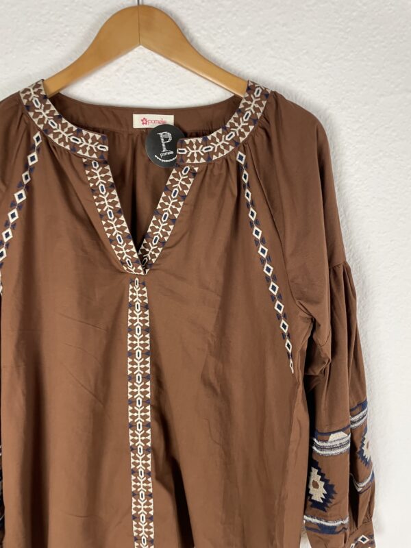 CAMISA BORDADA MARRON - Imagen 2