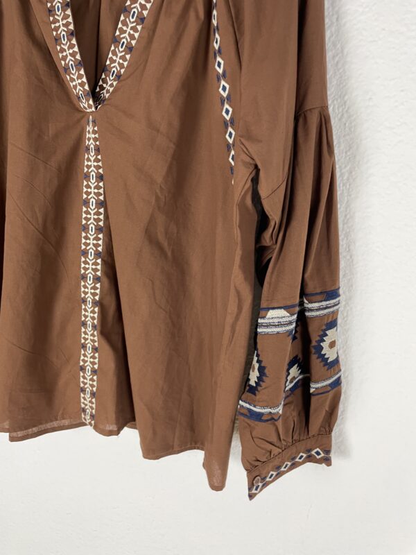 CAMISA BORDADA MARRON - Imagen 3