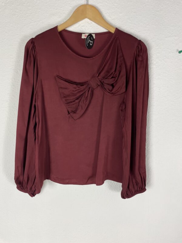 CAMISA SATINADA LAZO BURDEOS