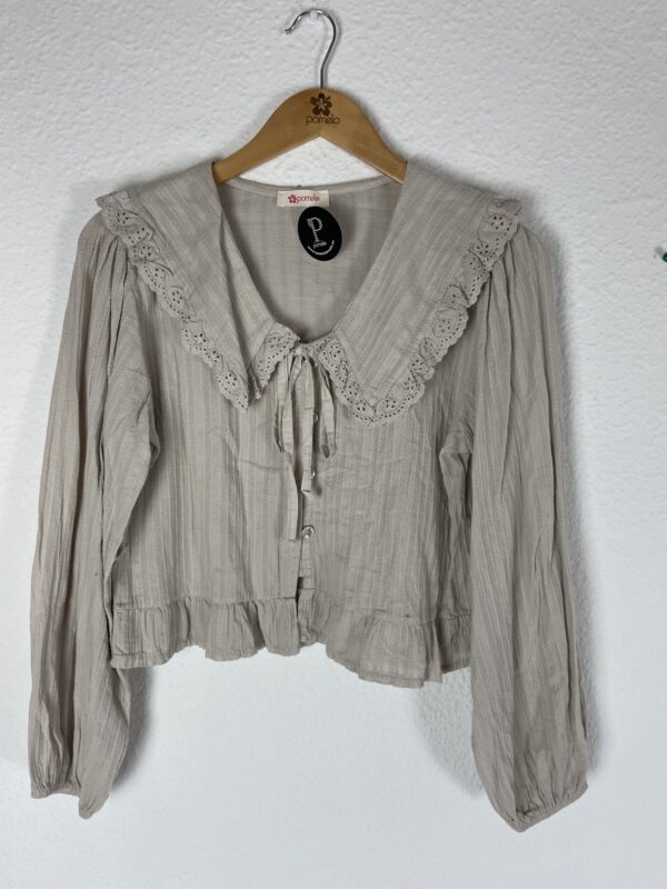 CAMISA BEIG CUELLO BLONDA