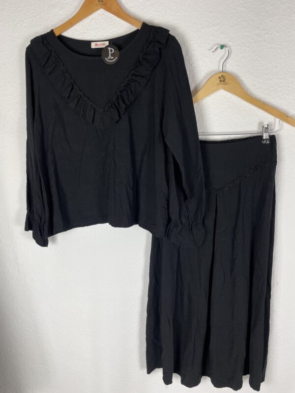 CONJUNTO FALDA Y CAMISA NEGRO - Imagen 2