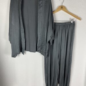 CONJUNTO SATINADO GRIS
