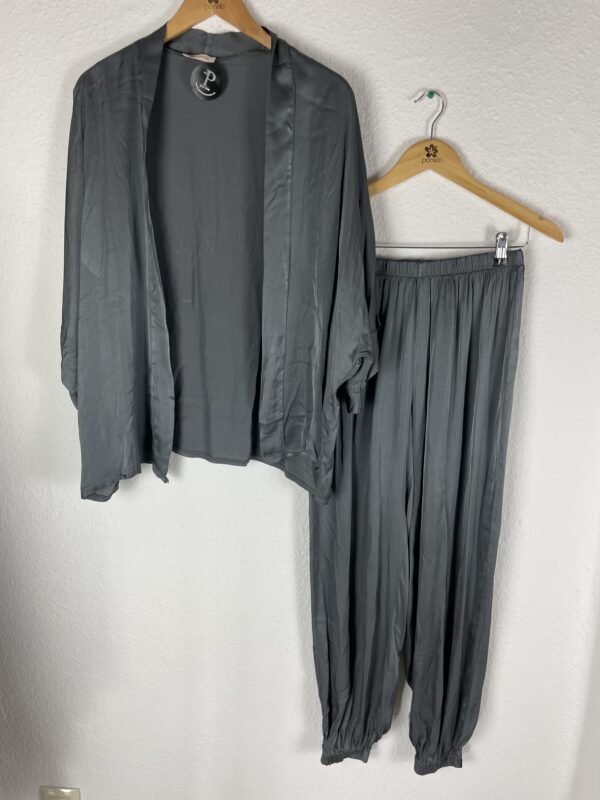 CONJUNTO SATINADO GRIS