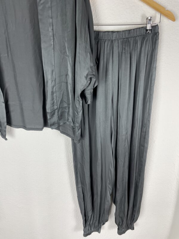 CONJUNTO SATINADO GRIS - Imagen 3
