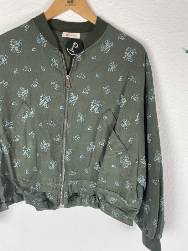 CHAQUETA VERDE FLORECILLAS - Imagen 2