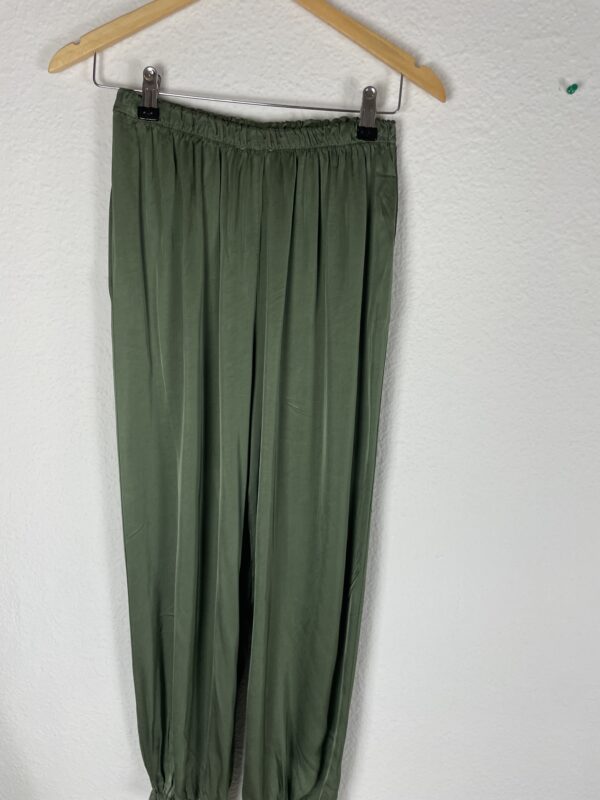 PANTALON SATINADO VERDE RECOGIDO - Imagen 2