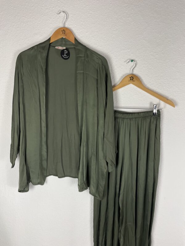 CONJUNTO SATINADO VERDE - Imagen 2
