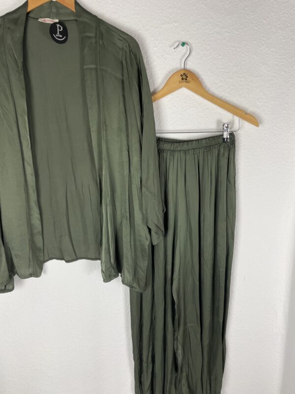 CONJUNTO SATINADO VERDE - Imagen 3