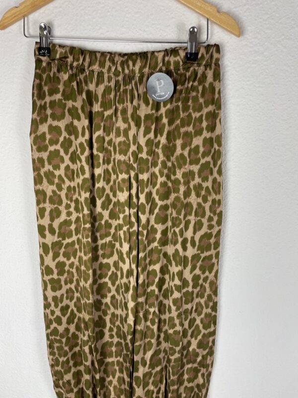 PANTALON SATINADO LEOPARDO - Imagen 2