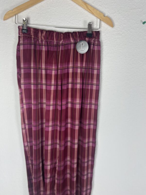 PANTALON SATINADO CUADROS BURDEOS - Imagen 2