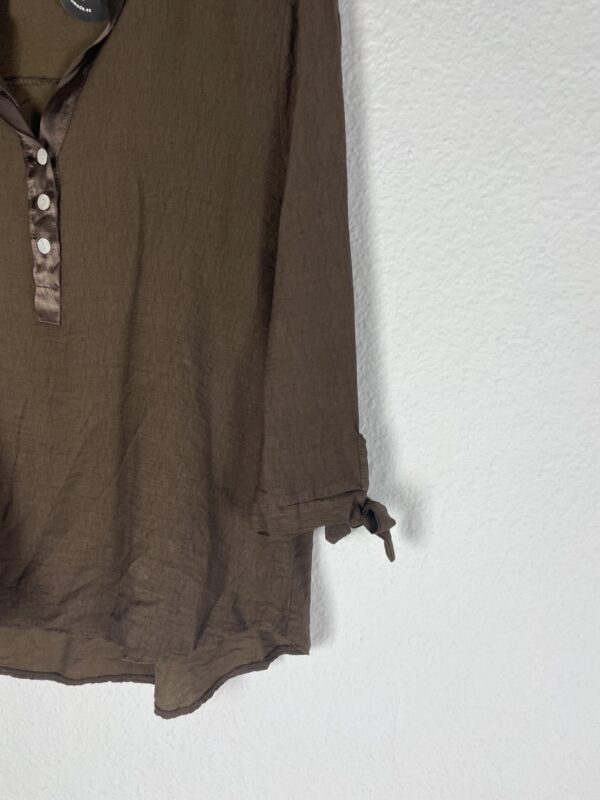 CAMISA DETALLE LACITOS MARRON - Imagen 2
